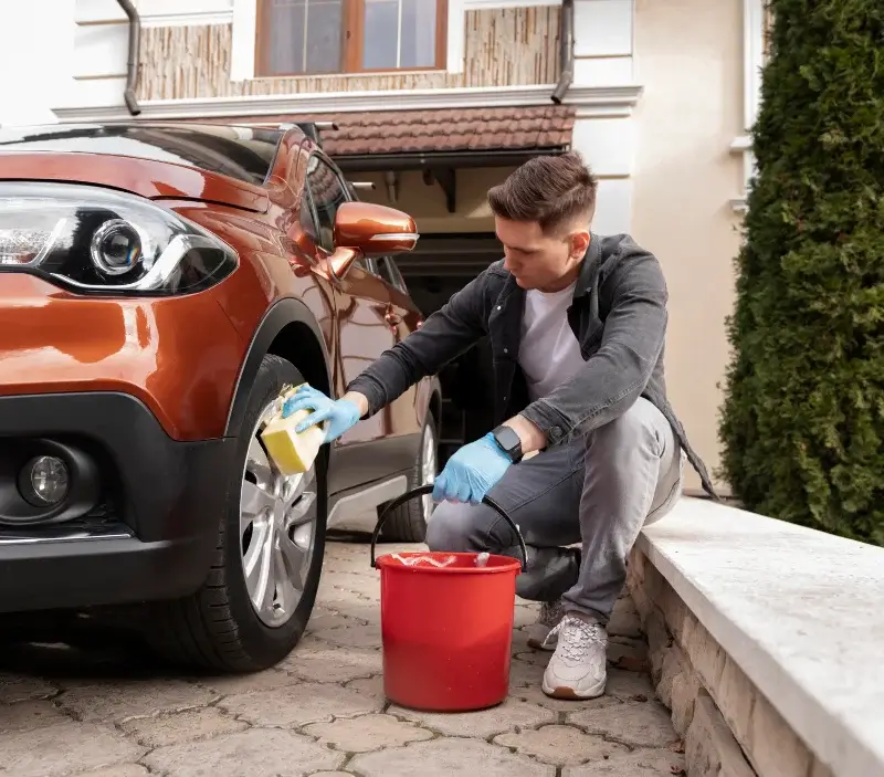 Lavage auto à domicile Availles-Limouzine : professionnel intervenant sur un véhicule